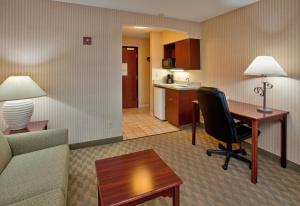 Holiday Inn Express & Suites Lansing-Leavenworth, an IHG Hotel
