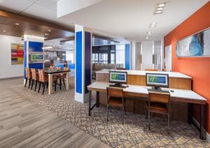 Holiday Inn Express East Peoria - Riverfront, an IHG Hotel