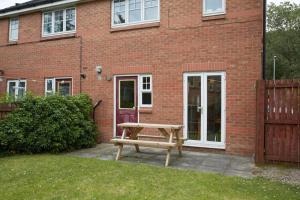Stylish Home with self check-in, free parking, garden, Wifi and Netflix just 7mins from Leeds