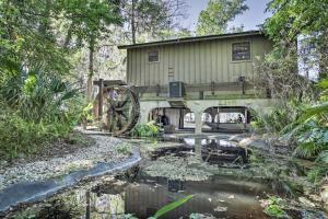 Waterfront Astor Studio Cabin with Private Boat Dock