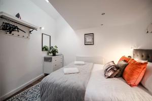 Air Host and Stay - Apartment 2 Broadhurst Court sleeps 6 minutes from town centre