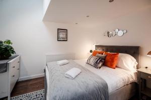 Air Host and Stay - Apartment 2 Broadhurst Court sleeps 6 minutes from town centre