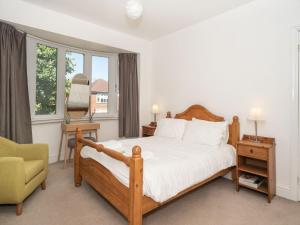 Bright, Comfy & Homely base for 4, & free parking!