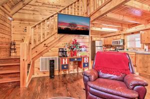 Cabin with Hot Tub and Game Room Less Than 7 Mi to Main Strip!