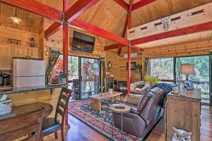 Strawberry and Pine Studio Cabin with Outdoor Oasis!