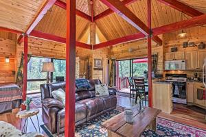Strawberry and Pine Studio Cabin with Outdoor Oasis!