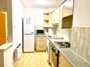Central London 2 Bedrooms, Seperate Recption, Full Kitchen, Free Parking