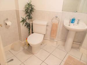Double room with private bathroom in Art Flat - guests need ID provided