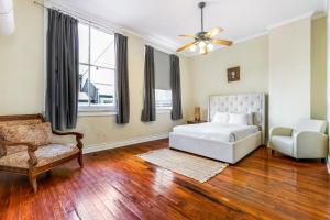 Hosteeva Huge 4-bedroom, 2-living room Condo in the Heart of New Orleans