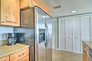 Coastal Condo with Pool, Walk to Clearwater Beach!