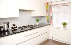 (29EW-13) Dreams Serviced Accommodations- Staines/Heathrow