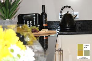 The Mulberry- CliffordCo Serviced Accommodation Windsor, 1 Bedroom Apartment, Up to 4 Guests and Balcony