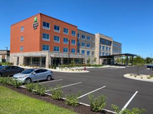 Holiday Inn Express & Suites - Madison West - Middleton, an IHG Hotel