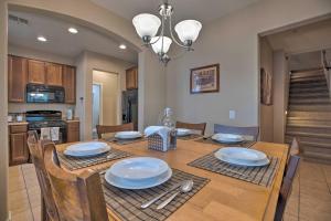 AZ Home with Smart TV, AC, Kitchen and Pool Access!