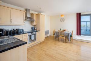 Central Watford stylish 2 bedroom Serviced Apartment with Free Parking