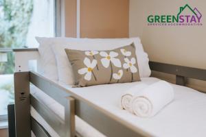 "The Garden Apartment Newquay" by Greenstay Serviced Accommodation - Beautiful 2 Bedroom Apartment Close To All Beaches & Restaurants with Free Parking, Netflix, Wi-Fi & Outside Garden Terrace