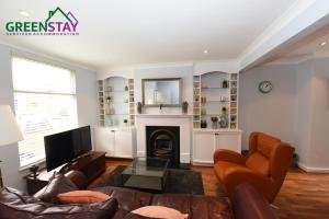 "Honeysuckle House Chester" by Greenstay Serviced Accommodation - Stunning 3 Bed House Which Sleeps 6, City Centre Location with Netflix & Wi-Fi, Close To City Walls, Shops & Restaurants
