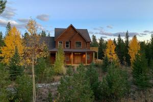 Rocky Bear Lodge on 2 and Acres Near Turquoise Lake