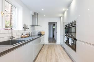 Pass the Keys - Elegant and Modern 5 Bed House with Free Parking