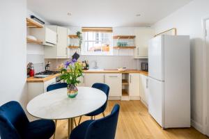 Chic and modern 2-bed flat with patio in Pimlico, Central London