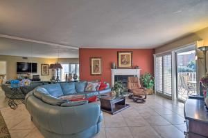 Beachfront Indian Shores Condo - Pool and Hot Tub!