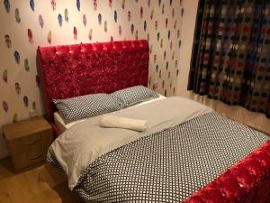 Lovely 3-Bed House in Farnham Royal Slough