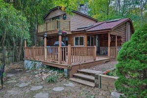 Remote Long Island Lakefront Cabin with Deck and Grill