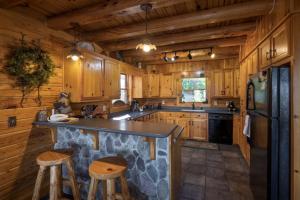 Pet-Friendly Mountain Bear Rest Cabin with Ping Pong Table