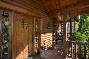Pet-Friendly Mountain Bear Rest Cabin with Ping Pong Table
