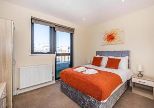 Spacious and Immaculate London-themed home with balcony for you!