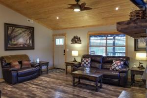 Secluded Cabin with Hot Tub, 3 Mi to Pigeon Forge!
