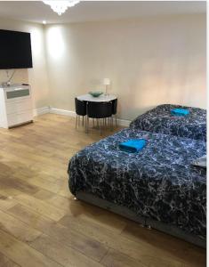 BIG ROOM rusholme WITH TV AND PRIVATE BATHROOM