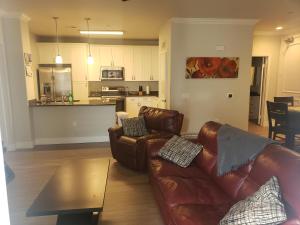 Yes it's right 2 suites and 3 bath in the Heart of San Diego FB2