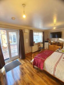 Spacious, fully detached Studio flat with free parking and private entrance - up to 4 guests