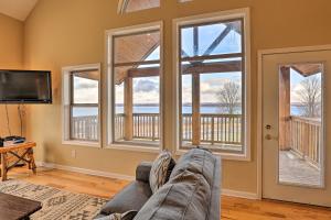 Cozy Cayuga Lake Cabin with Views Less Than 1 Mi to Wineries