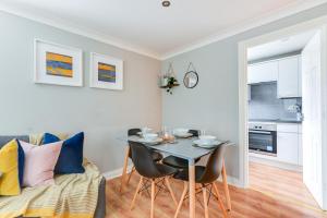 Comfortable ground floor flat sleeps up to 4 with private parking by Sussex Short Lets