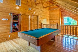 Bear Essentials Lodge Hot Tub Game Room Steam Showers and Community Pool