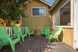 Happy Days! Downtown Guerneville! BBQ! Game Room!! Fast WiFi!! Dog Friendly!