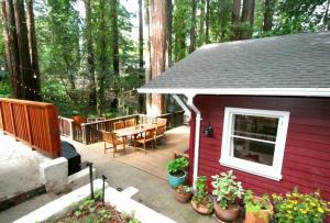 Little Red House Plus! Redwoods! Hot Tub!! BBQ Grill! Fast WiFi! Near Golf Course!! Dog Friendly!
