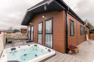 Lakeside View Lodge with Hot Tub