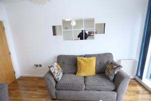 Lovely 2 bed 2 toilet Hill House river view apartment