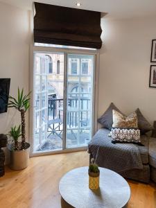Boutique apartment with balconies - in the very heart of Leeds