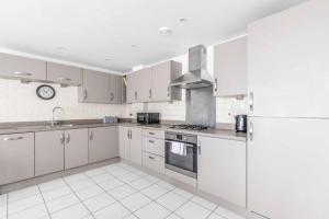 2 BED & 2 BATH COSY APARTMENT SLOUGH- FREE PARKING