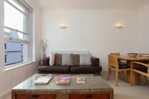 Bright and Spacious 1 Bedroom Apartment in the Heart of Kensington