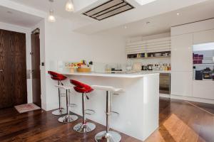 Beautiful Newly Renovated 2 Bed Apartment in Bank