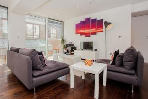 Beautiful Newly Renovated 2 Bed Apartment in Bank