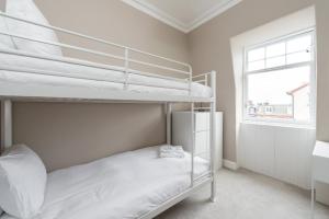 Bright 2 bed apartment North Berwick High Street