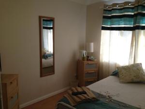 Room in Guest room - Comfortable Family room with Tv, Free Fast Wifi, Sleeps 4 with 1 Bunk Bed