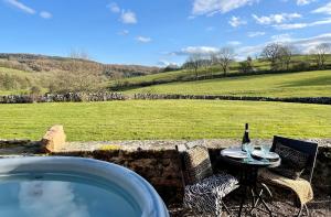Romantic Cottage private outdoor Hot Tub & Sauna Harthill Hall private hot tub 8am - 10pm plus private daily use of indoor pool and sauna 1 hour