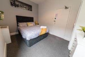Central Bedford Contractor Apartment free wifi